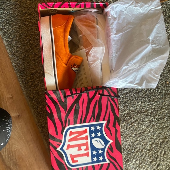 NFL Denver Broncos Slip on Suede Women’s size 11 - Picture 2 of 4